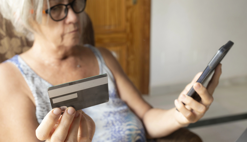 Immer wieder gelingt es raffinierten Gaunern, Seniorinnen und Senioren am Telefon zu linken.