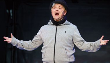 Patric Scott erhält «goldiges Chrönli»: Auszeichnung für Hörbuch mit «Pönkergüggel Tom»