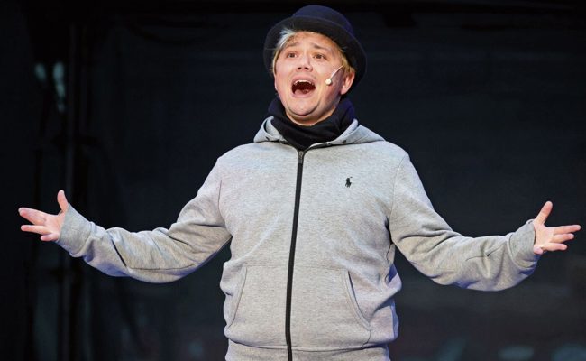 Patric Scott erhält «goldiges Chrönli»: Auszeichnung für Hörbuch mit «Pönkergüggel Tom»