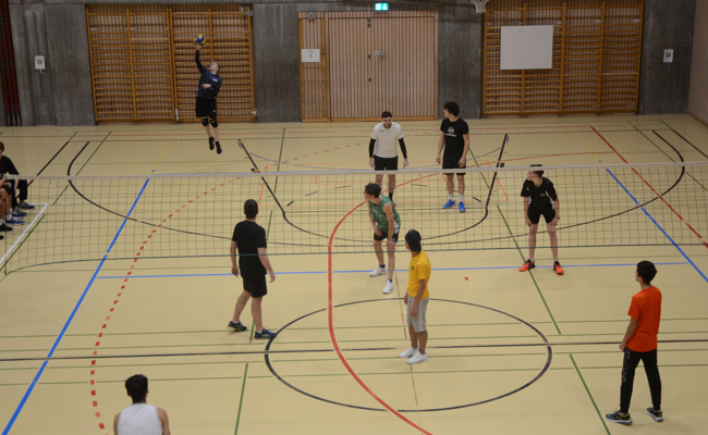 Geballte Kraft der Lehrkräfte gewann BZBS-Volleyballnacht