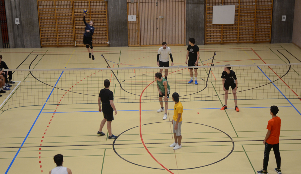 Junge Lernende und Lehrpersonen zeigten an der BZBS-Volleyballnacht attraktive Spiele.