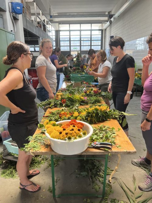  Viele, viele bunte Blumen: Leuchtende Sommerblumen in allen Farben dürfen bei der Dekoration von Tschäppel und Bauchgurt nicht fehlen.