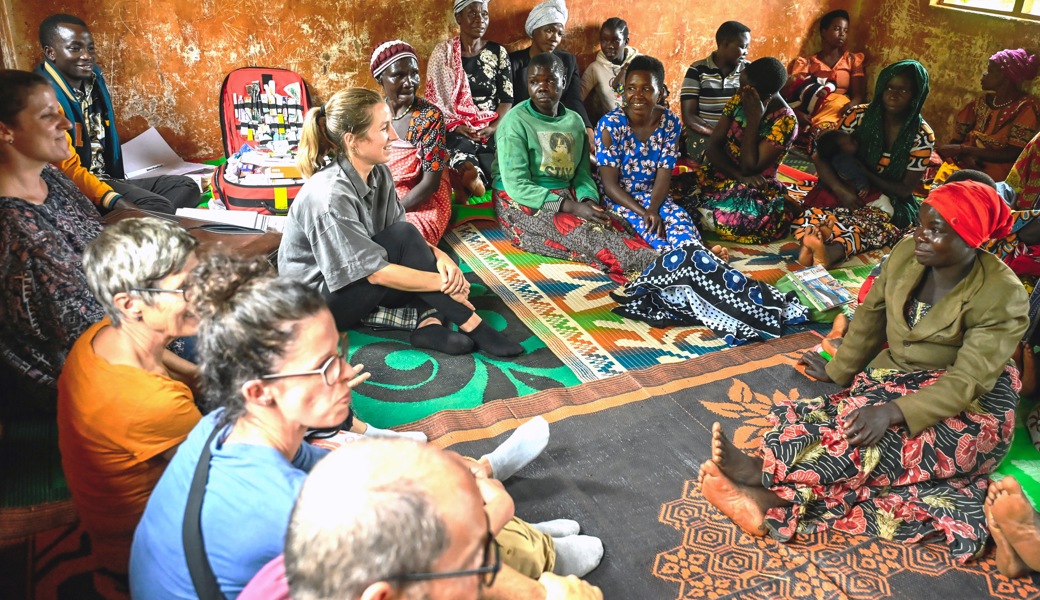 Die Reisegruppe mit Müttern von Kindern mit Beeinträchtigung im Agape Club. 
