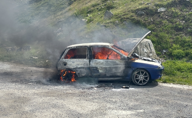 Auspuff löste sich, dann brannte das Auto aus