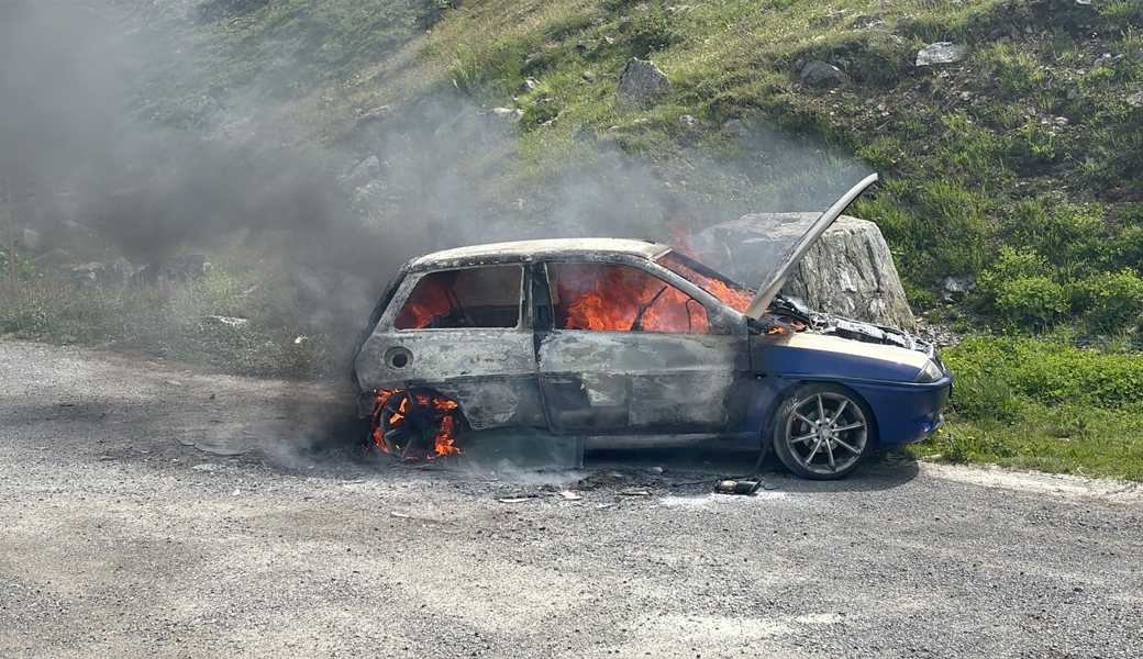 Wohl nicht mehr fahrbar: Das noch brennende Auto.