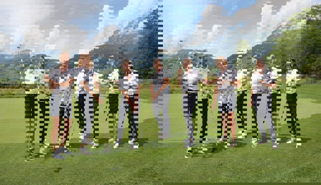  Sieben der acht Golferinnen des Golfclubs Gams-Werdenberg, die den heimischen Verein an der Schweizerischen Interclubmeisterschaften vertreten werden. 