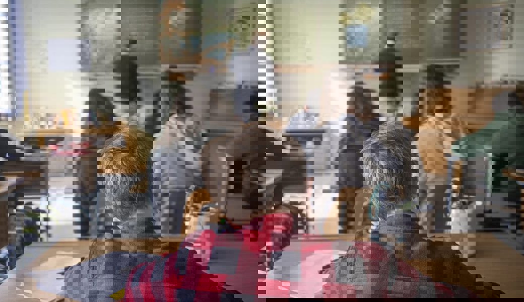  Bildungsraum, manchmal aber auch Ort von Konflikten: Die Schule setzt sich mit einem raueren Umgang auseinander. 