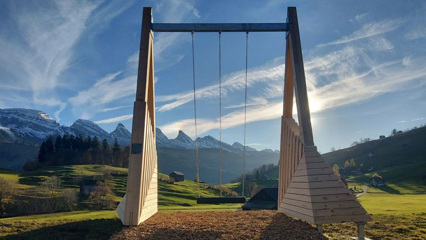 Eine Schaukel am Thur- und Neckerweg von Toggenburg Tourismus ob Unterwasser.