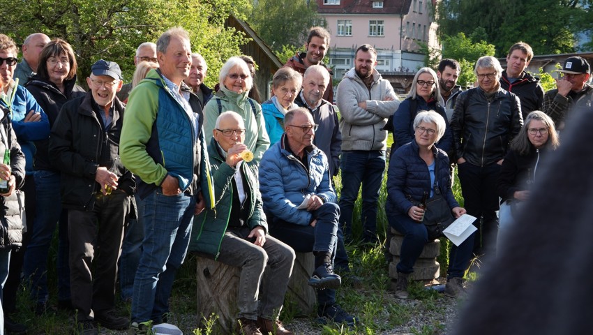 Rund 110 Mitglieder und Gäste nahmen bei schöner Abendstimmung an der Hauptversammlung von Pro Riet teil.
