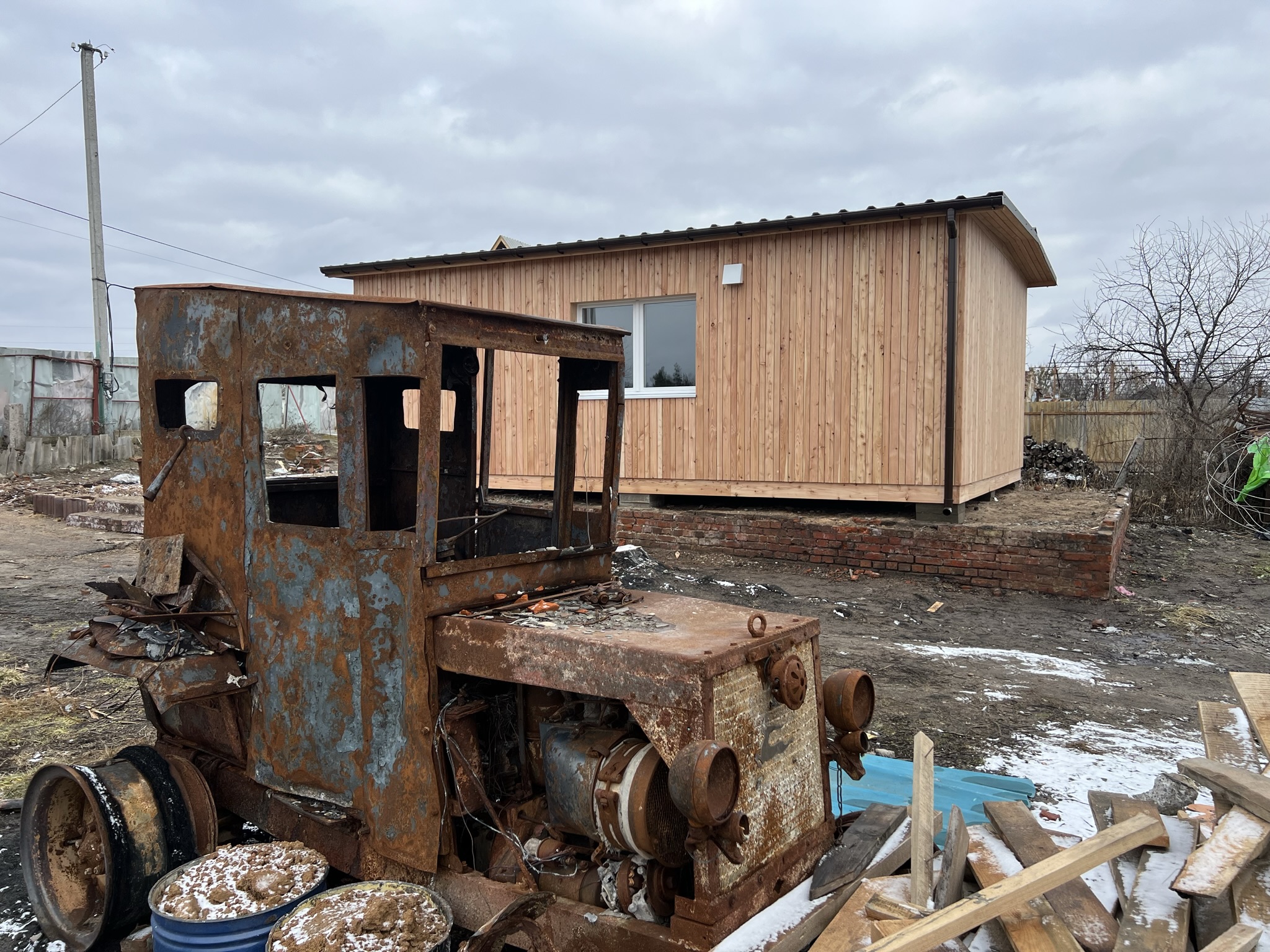 Hobelbänke, Wellblech und Desinfektionsmittel für die Ukraine