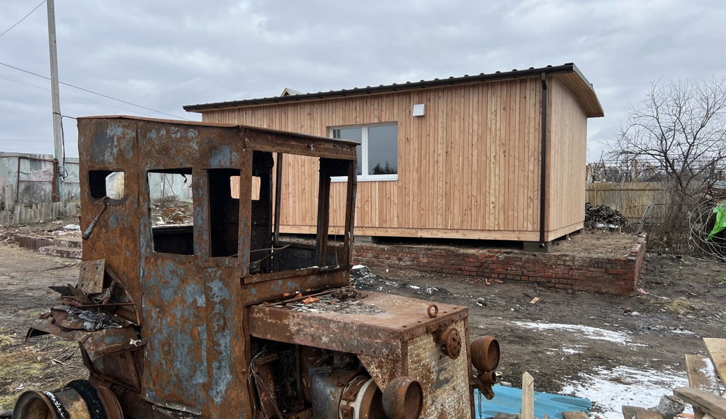 Rückkehr in zerbombte Umgebung: 60 Modulhäuser für ukrainische Familien wurden bereits platziert.