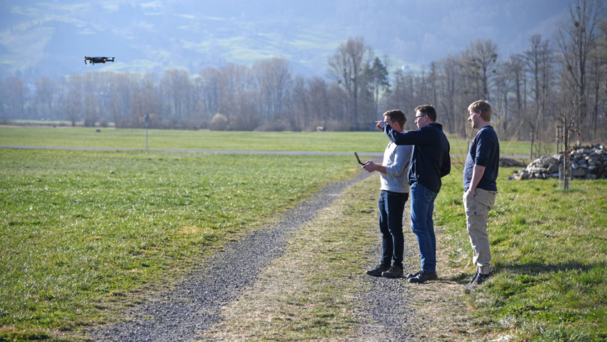  Nach der Theorie folgte die Praxis: Die Teilnehmenden übten mit einer Drohne zu fliegen. 