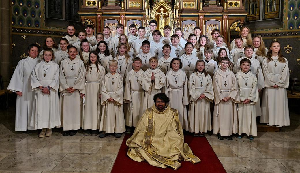 Gams: Die Schar der Minis, welche am Christkönigsfest dabei waren, mit Seelsorgerin Petra Oehninger-Arens (links), Pfarreibeauftragte, und Kaplan Br. Rakesh Kumar (vorne).