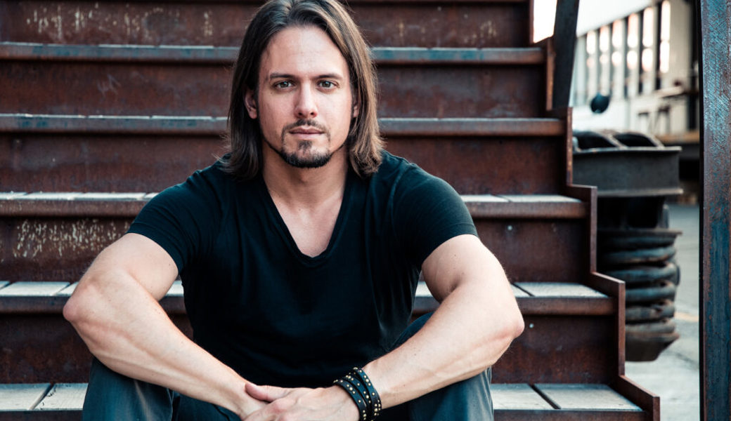  Der Musiker Tobey Lucas ist in Buchs aufgewachsen. Er spielt mit Anna Känzig am "LLB Sommer im Hof" in Vaduz. 