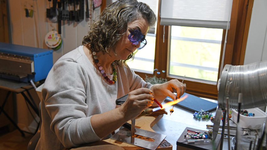  Karin Gross-Neff in ihrem Atelier.