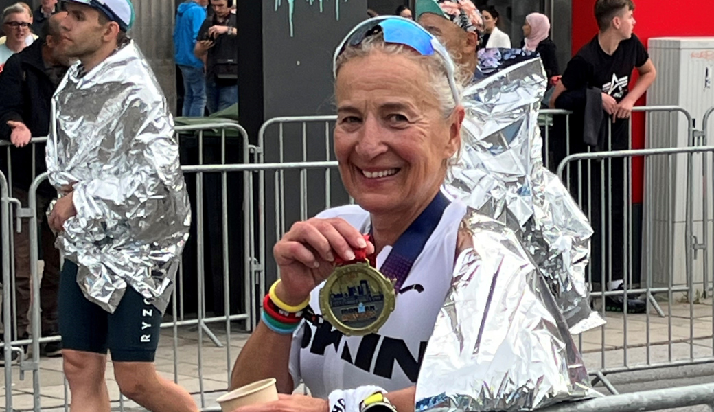 Sichtlich Stolz: Anita Vincenz nach ihrem überzeugenden Sieg an der Ironman-EM in Hamburg.