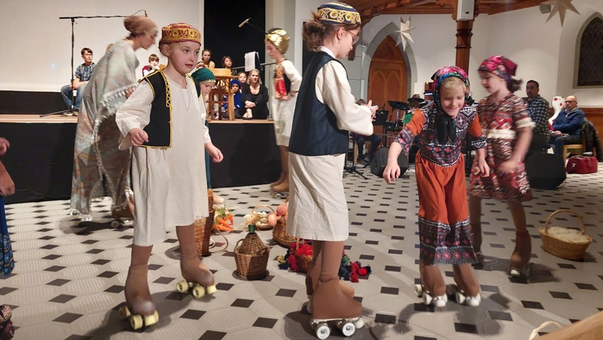 Alle sind unterwegs zur Volkszählung – einige von ihnen auf Rollschuhen.