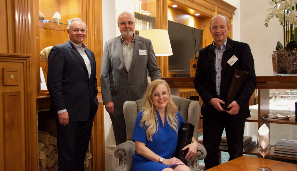 Gastgeber, Präsident, Referentin, Geehrter an der Arbeitgeber-Versammlung im Grand Resort Bad Ragaz: (von links) Klaus Tschütscher, Markus Probst, Jacquelin Gasser-Beck und Pius Guntli. 