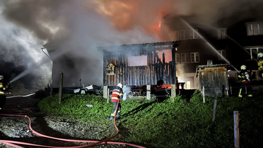 Die Feuerwehr konnte den Brand unter Kontrolle bringen.