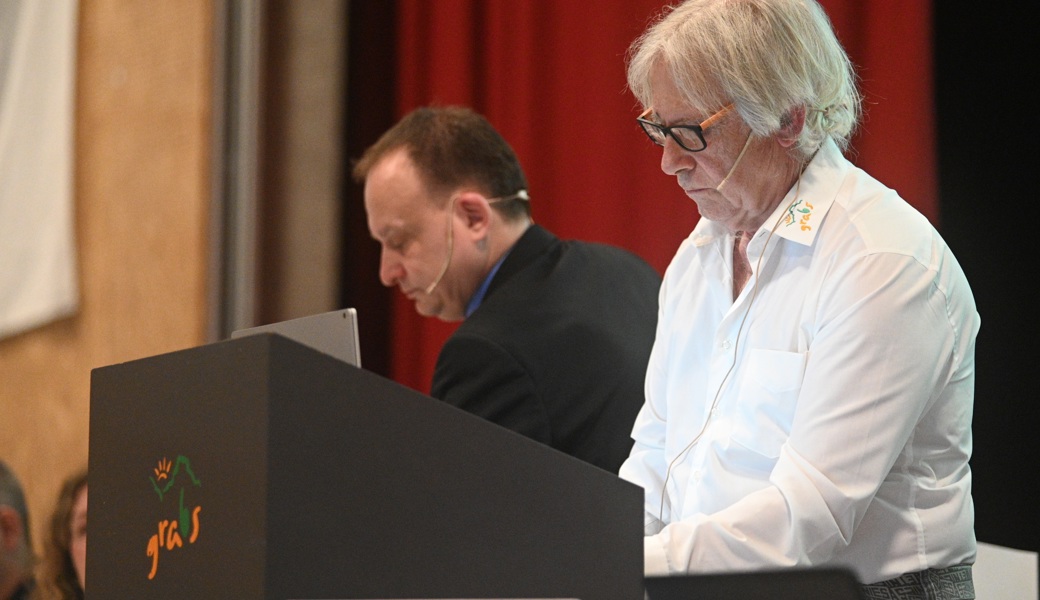 Gemeindepräsident Niklaus Lippuner und Schulpräsident Hansjürg Vorburger hatten am Mittwoch hinterm Rednerpult keinen leichten Stand.