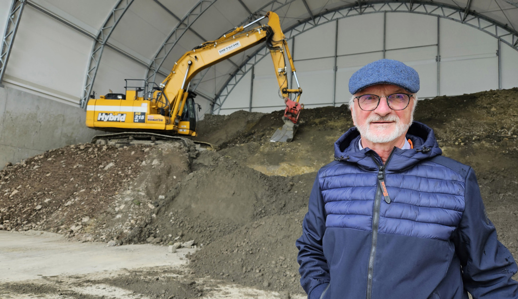 Peter Dietsche zeigt im Altstätter Industriegebiet Süd die Halle, in der Aushubmaterial gefiltert und dann wieder verwertet wird.