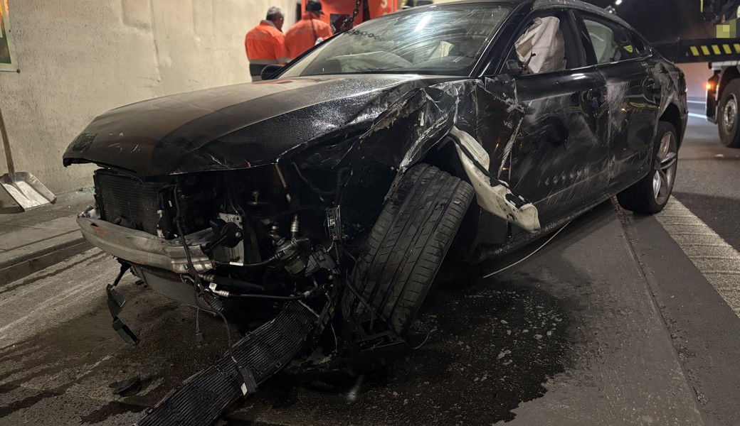 Der Verletzte musste durch die Feuerwehr aus dem Auto befreit werden.