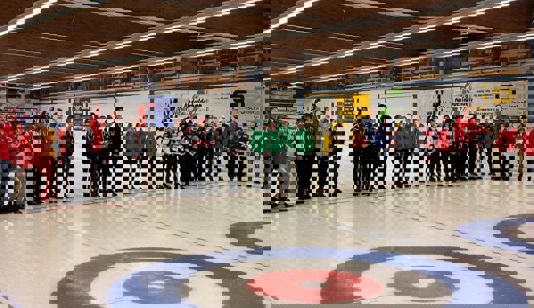  Nach getaner Arbeit auf dem Eis duften die Teams an der Siegerehrung ihre verdienten Auszeichnungen entgegennehmen. 