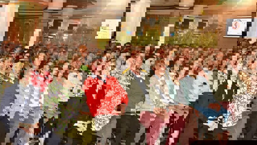  Die Lachmuskeln des Publikums wurden ganz schön strapaziert. Bilder: Heidy Beyeler