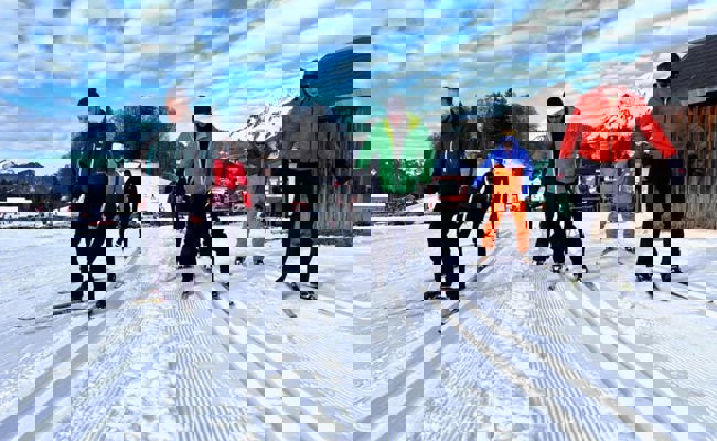 Schnuppern auf der Loipe: Gleichgewicht suchen und finden mit Langlaufskis