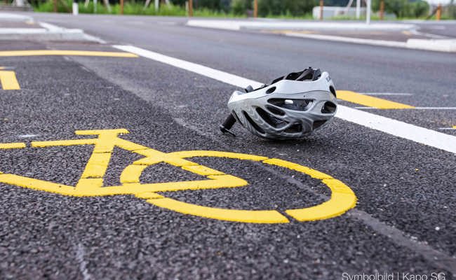 Bei Autobahnausfahrt Velofahrer angefahren