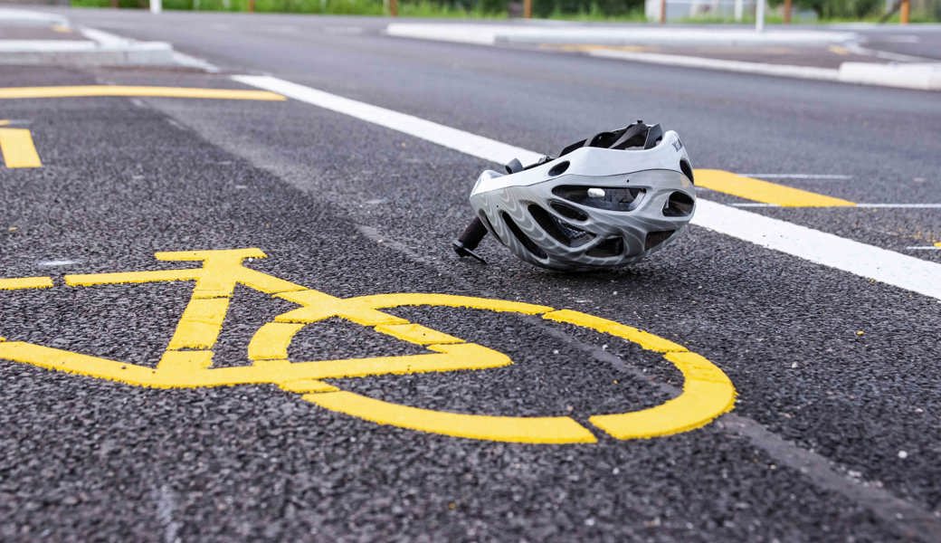 Der Velofahrer wurde bei dem Unfall verletzt. Die Ambulanz fuhr ihn ins Spital. 