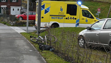 Mann stürzt mit E-Bike auf Trottoir – Polizei verlangt Blut- und Urinprobe
