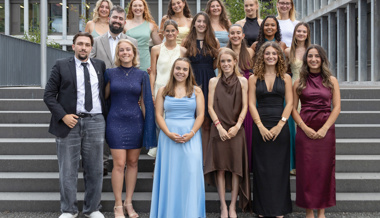 Klasse 4LaSa - hintere Reihe, v. l.: Lorena Baumgartner, Ladina Wohlgensinger, Lena Höfel, Vivienne Tenisch, Theresa Wolfers, Linn Halter. Mittlere Reihe, v. l.: Michael Wellauer (Klassenlehrer), Lenia Kunz, Leandra Häusler, Janina Molina, Emilia Köppel, Olivia Kugler. Vordere Reihe, v. l.: Elias Walker, Amélie Appel, Chantal Schegg, Elin Loher, Naemi Spitz, Chiara Jeremias Vieira. Es fehlt Lorena Raunjak.