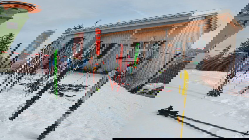  Nur Ski zu sehen: Für eine Snowboard-Gruppe gibt es zu wenig Interessierte. 