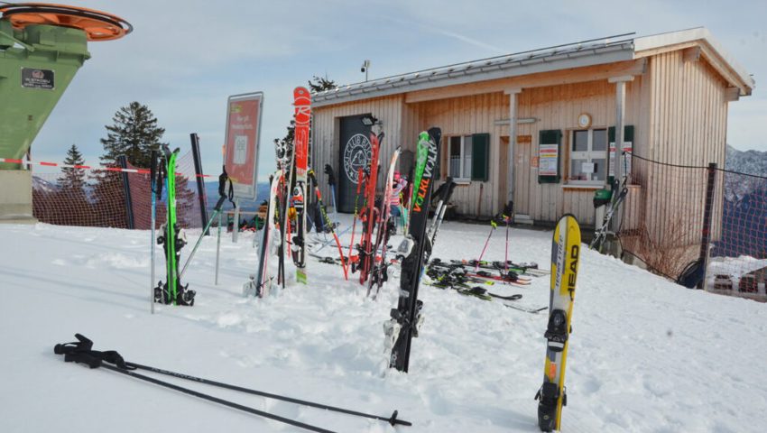 Nur Ski zu sehen: Für eine Snowboard-Gruppe gibt es zu wenig Interessierte. Nur Ski zu sehen: Für eine Snowboard-Gruppe gibt es zu wenig Interessierte.