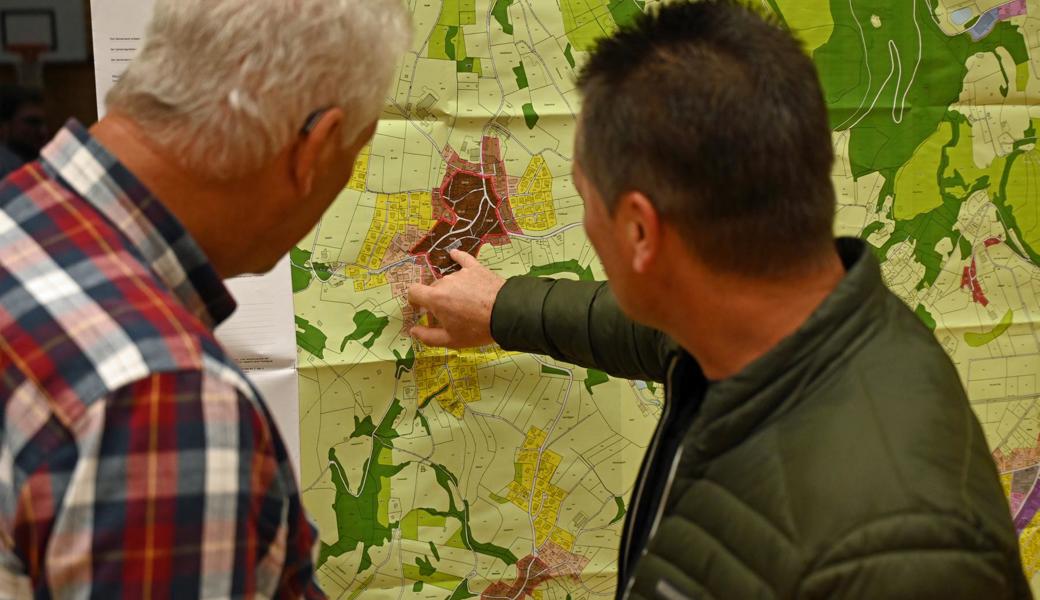 Zahlreiche Wartauerinnen und Wartauer zeigten am Mittwochabend Interesse an der Ortsplanungsrevision. Sie können sich nun zu den geplanten Änderungen äussern.