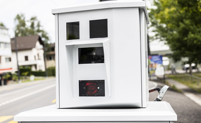 Mit 96 km/h durch Stein gerast