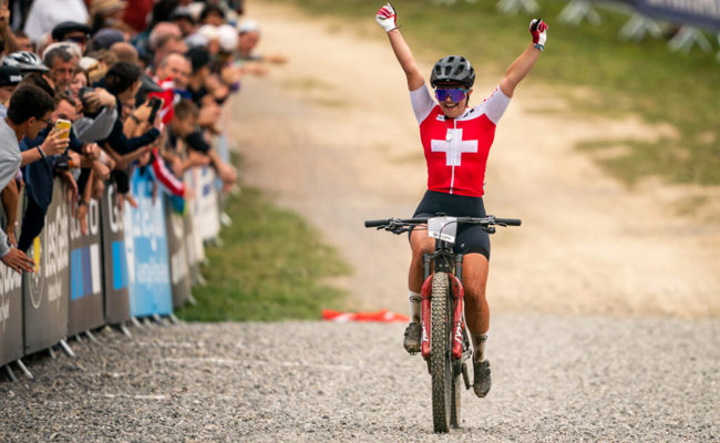 E-Mountainbikefahrerin Nicole Göldi verteidigt den Weltmeistertitel