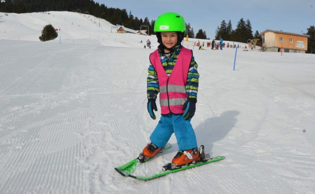 100 Kinder machen sich auf dem Buchserberg beim Kinder-Skikurs fit fürs Skirennen