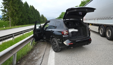 Grosser Schaden und Zeugenaufruf nach Kollision zweier SUV auf der Autobahn