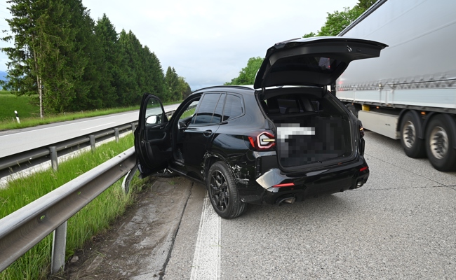 Grosser Schaden und Zeugenaufruf nach Kollision zweier SUV auf der Autobahn