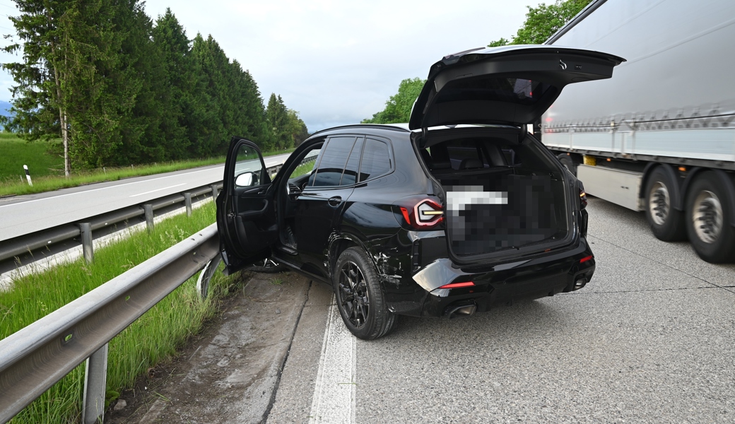 Grosser Schaden und Zeugenaufruf nach Kollision zweier SUV auf der Autobahn