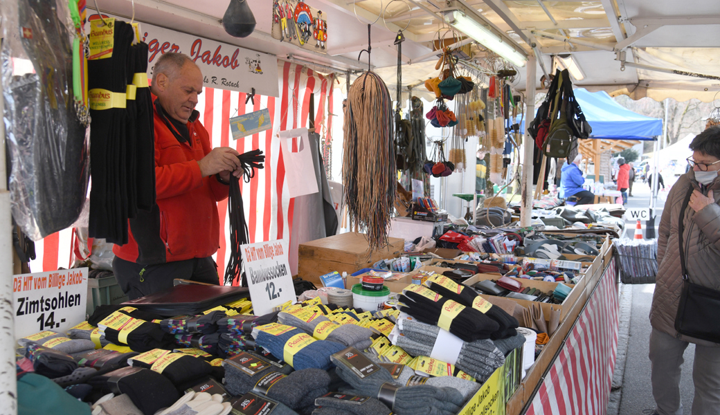  Endlich wieder «Maartchrom» nach Hause bringen: Beim «Billigen Jakob» stehen zahlreiche Artikel für Heim, Hof und Haus bereit. Bilder: Hansruedi Rohrer