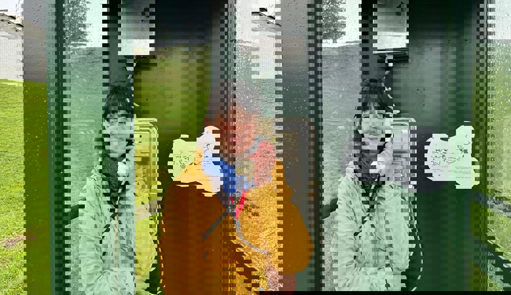 Klangkünstlerin Mélia Roger in ihrer Telefonkabine auf dem Klangweg.