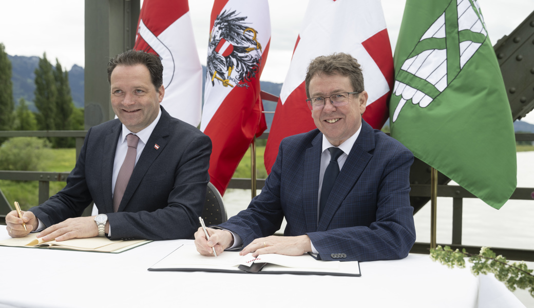 Österreichs Minister Norbert Totschnig (links) und Bundesrat Albert Rösti unterschrieben einen Staatsvertrag für Rhesi.