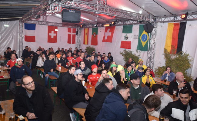 Trotz Schweizer Niederlage: Die Fan-Meile hat richtig Fahrt aufgenommen