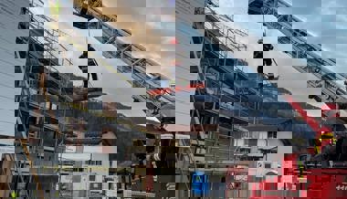 Verletzter Arbeiter wurde mit einer Drehleiter der Feuerwehr geborgen