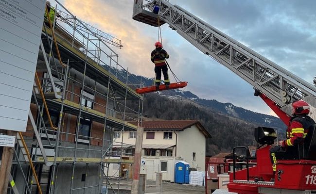 Verletzter Arbeiter wurde mit einer Drehleiter der Feuerwehr geborgen