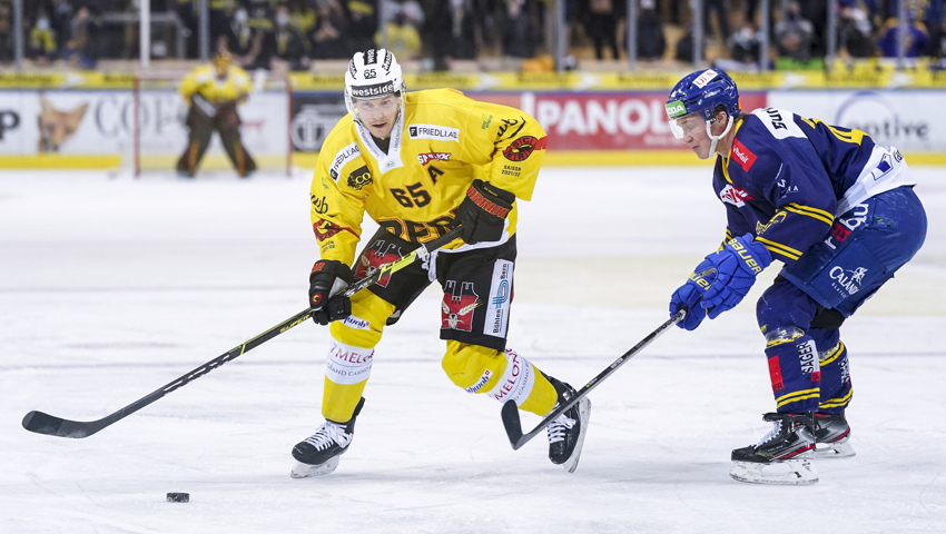  Hofft mit dem Team auf eine Medaille: Der Grabser Ramon Untersander, hier im Dress des SC Bern. 