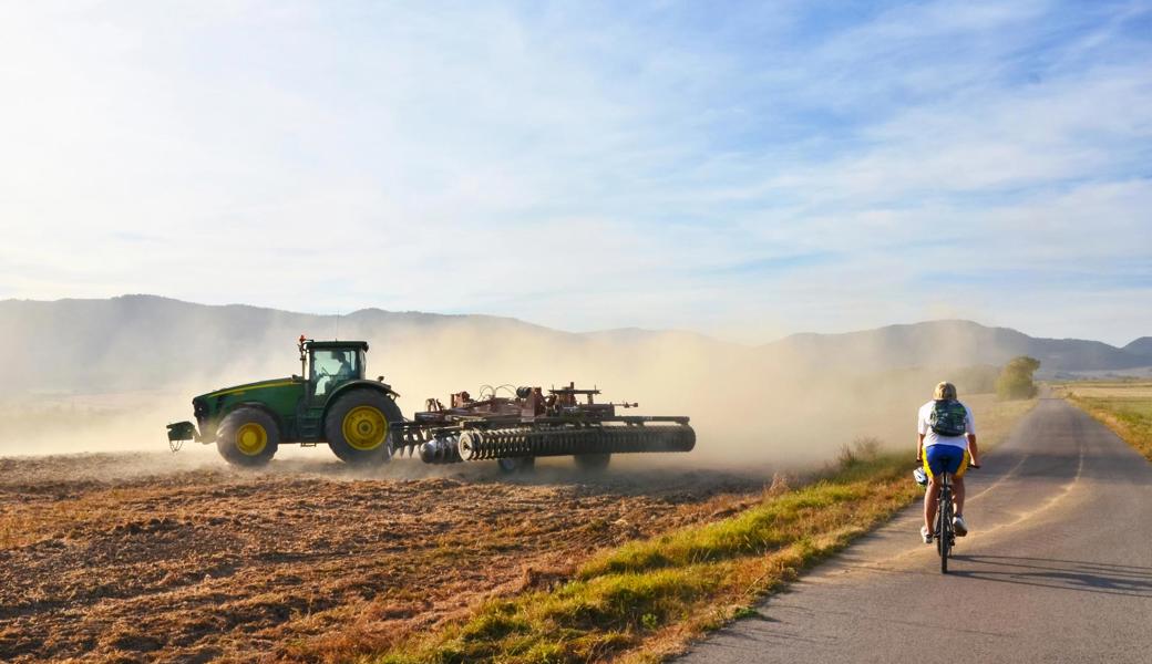 Mountainbiker, Wandernde und andere Naturfreunde teilen sich Wege mit Landwirtinnen und Landwirten, Maschinen und Vieh – das führt manchmal zu Konflikten.